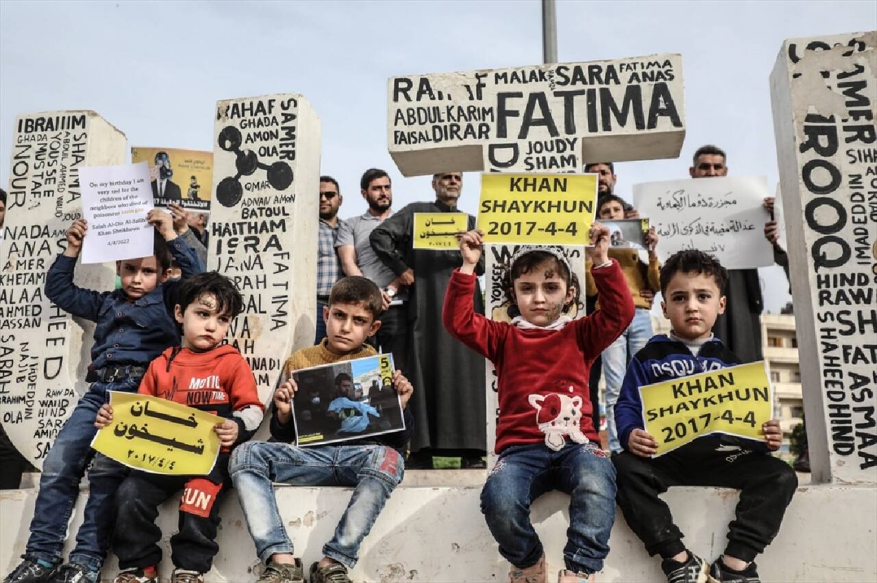 Han Şeyhun'daki kimyasal silah katliamı İdlib'de protesto edildi