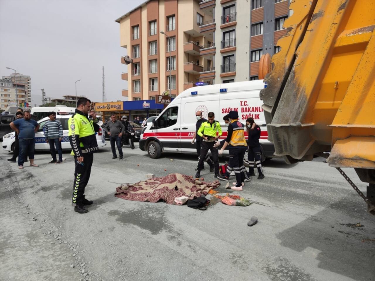 Hatay'da geri manevra yapan kamyonun altında kalan kadın yaşamını yitirdi