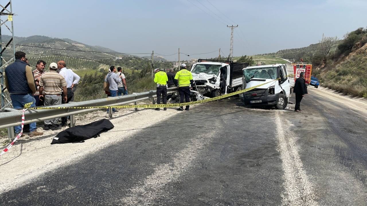 Hatay'da iki kamyonetin çarpıştığı kazada 1 kişi öldü, 3 kişi yaralandı