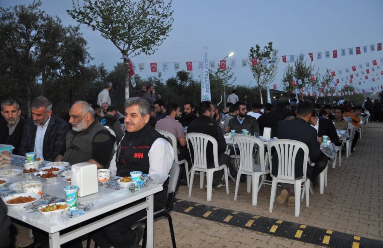 Hatay'da Suriyeli yetim çocuklar iftarda buluştu