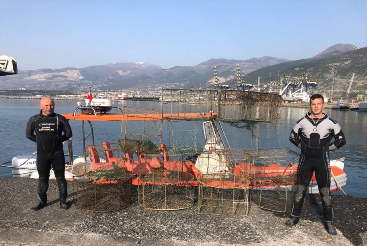 Hatay'da yasa dışı balık avlamada kullanılan 35 kafes ele geçirildi