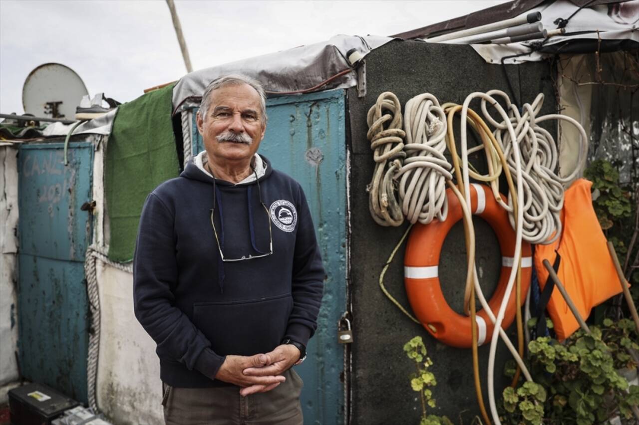 Hayatının geçtiği Marmara Denizi'ni hayalet ağlardan temizliyor