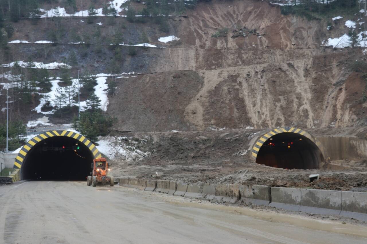 Heyelan sonrası Bolu Dağı Tüneli'nde yol açma çalışmaları sürüyor