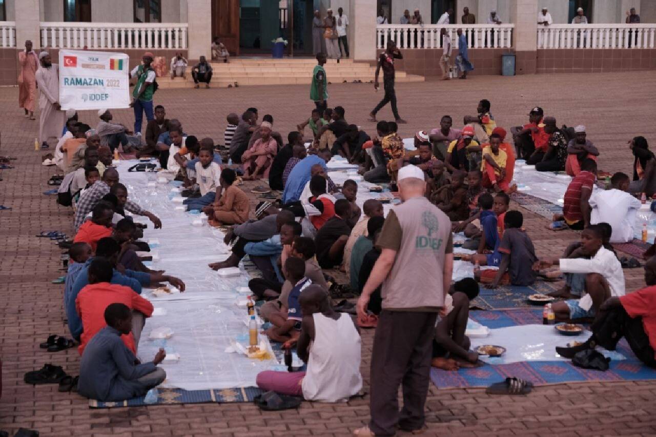 İDDEF, Gine'de her gün 3 bin kişiye iftar veriyor