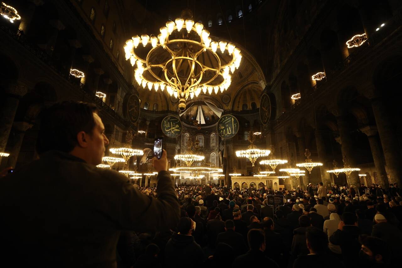 İSTANBUL - Ayasofya-i Kebir Cami-i Şerifi mahyalarla aydınlandı