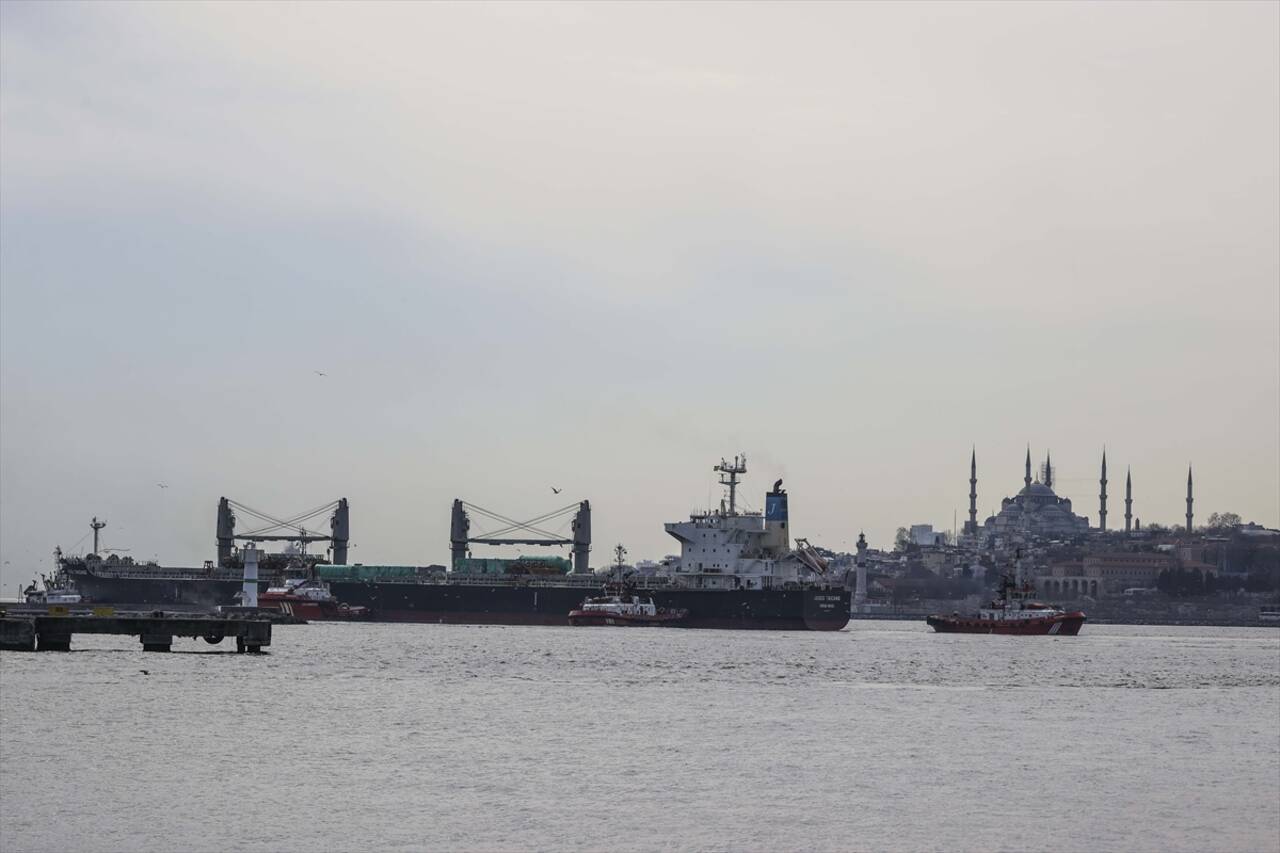 İSTANBUL - Haydarpaşa Limanı'nda karaya oturan yük gemisi kurtarıldı