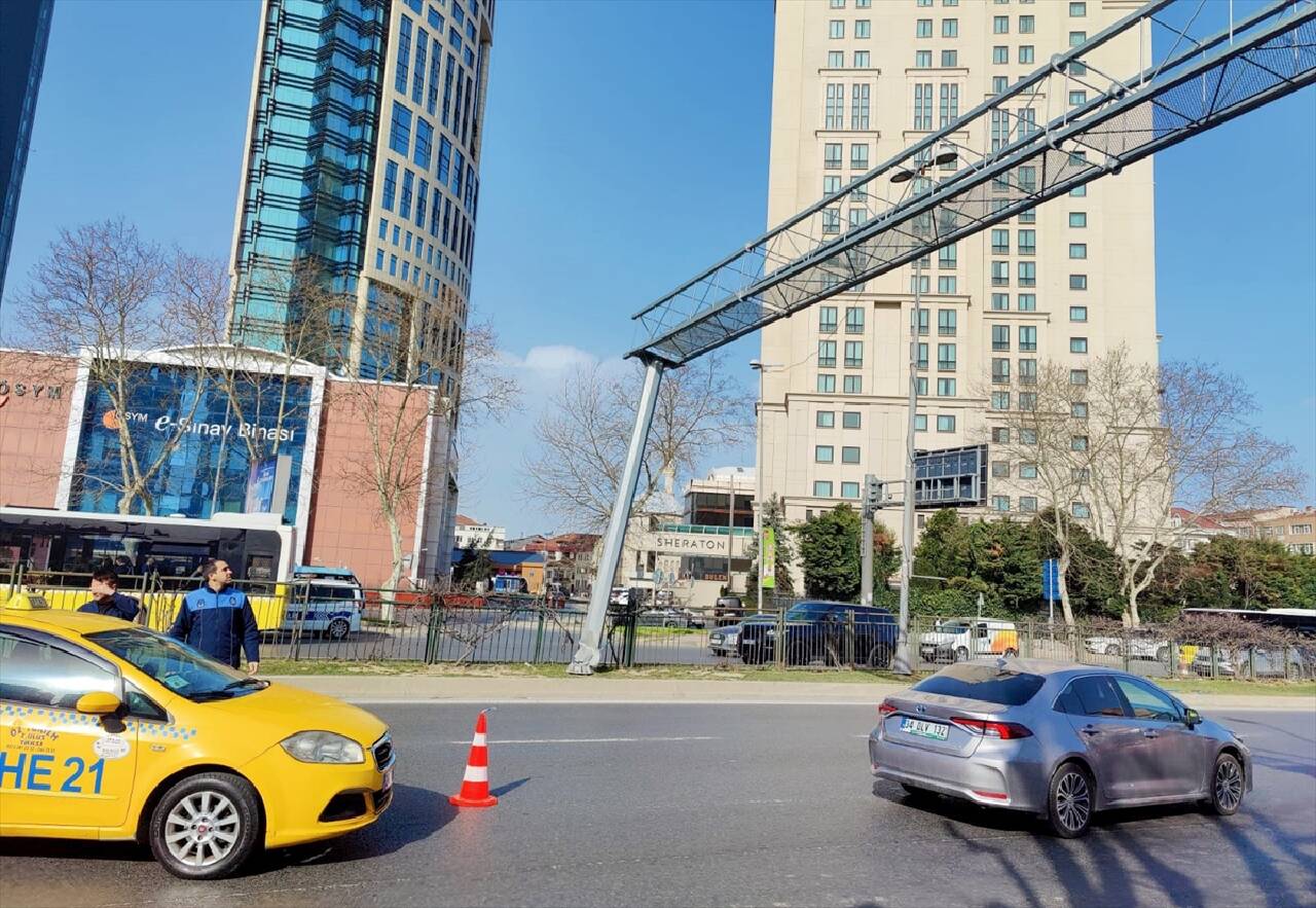 İSTANBUL - Şişli'de yön tabelası direğinin devrilme tehlikesine karşı Büyükdere Caddesi trafiğe kapatıldı