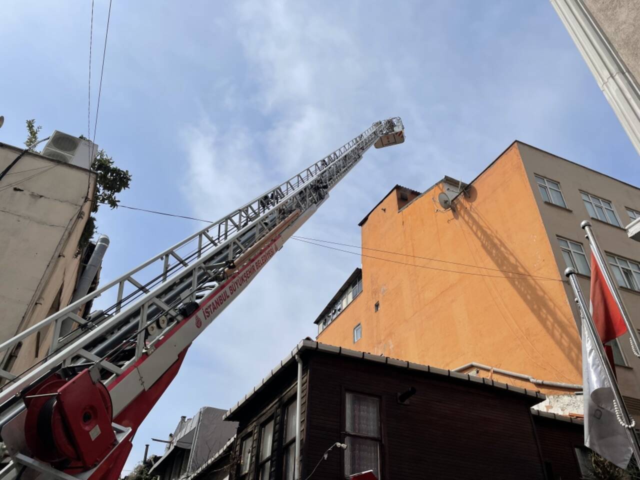 İstanbul'da pansiyonun en üst katında çıkan yangın söndürüldü