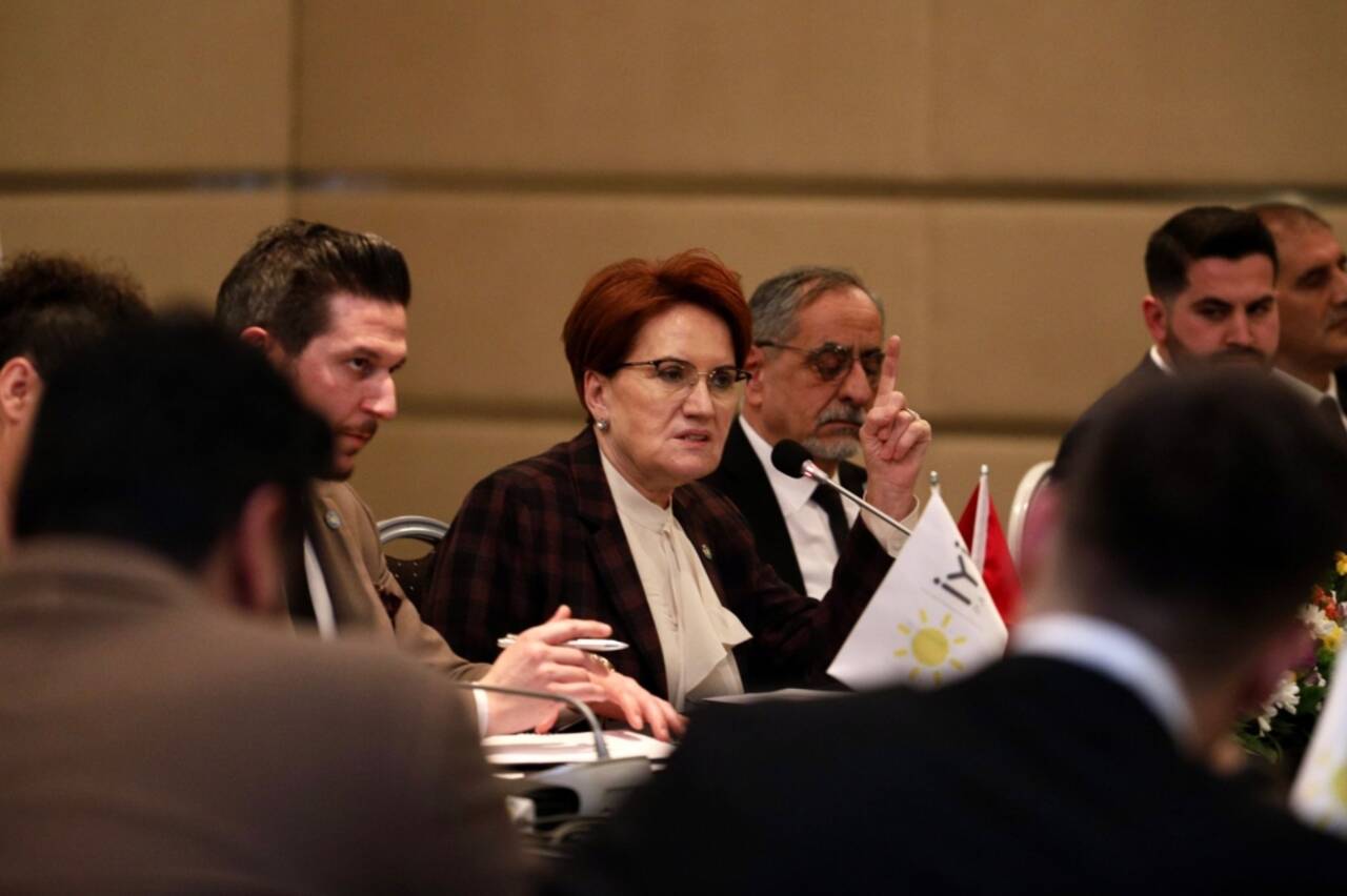 İYİ Parti Genel Başkanı Akşener, partisinin il gençlik kolları başkanlarıyla buluştu