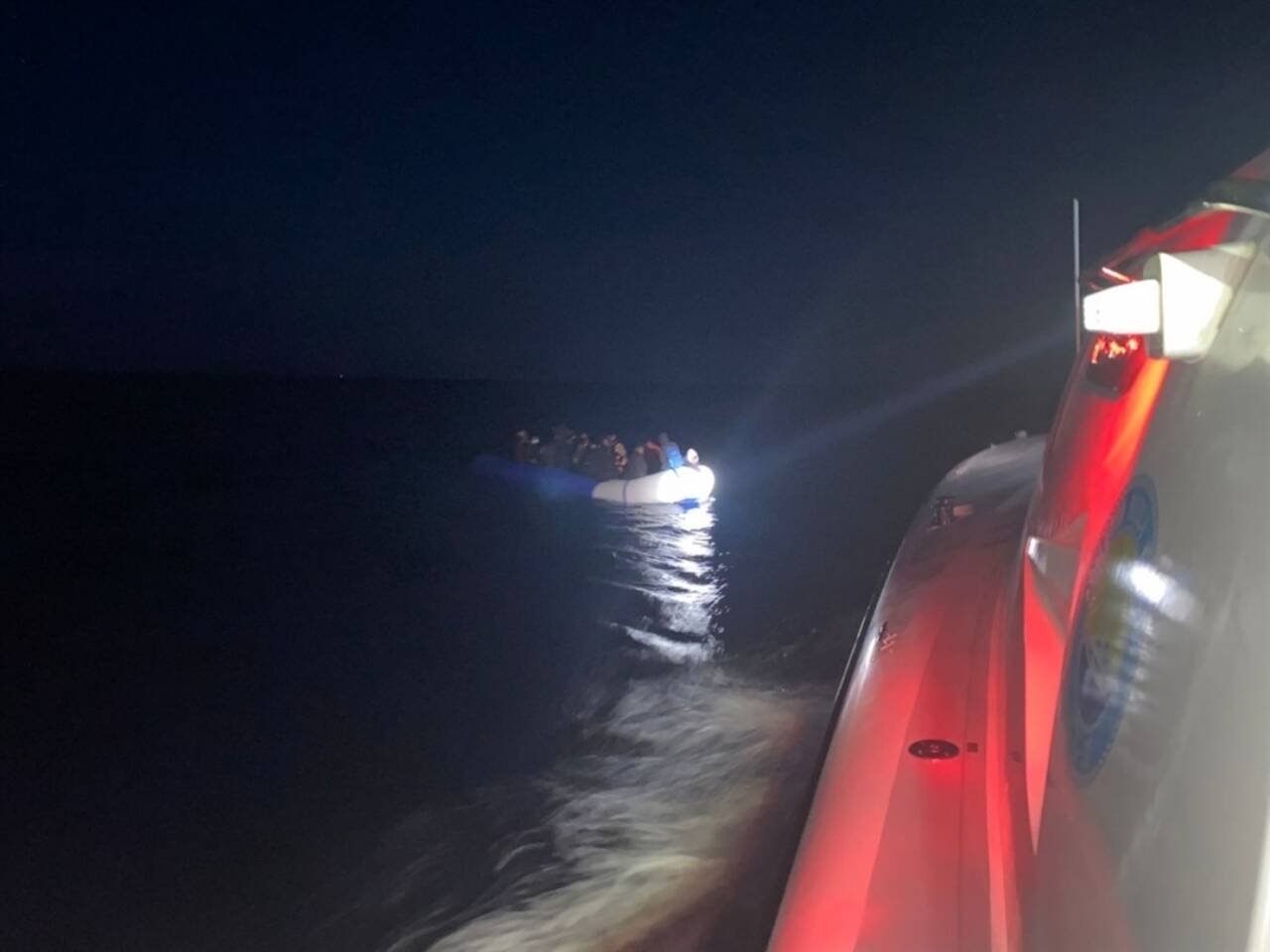 İzmir açıklarında Türk kara sularına geri itilen 49 düzensiz göçmen kurtarıldı