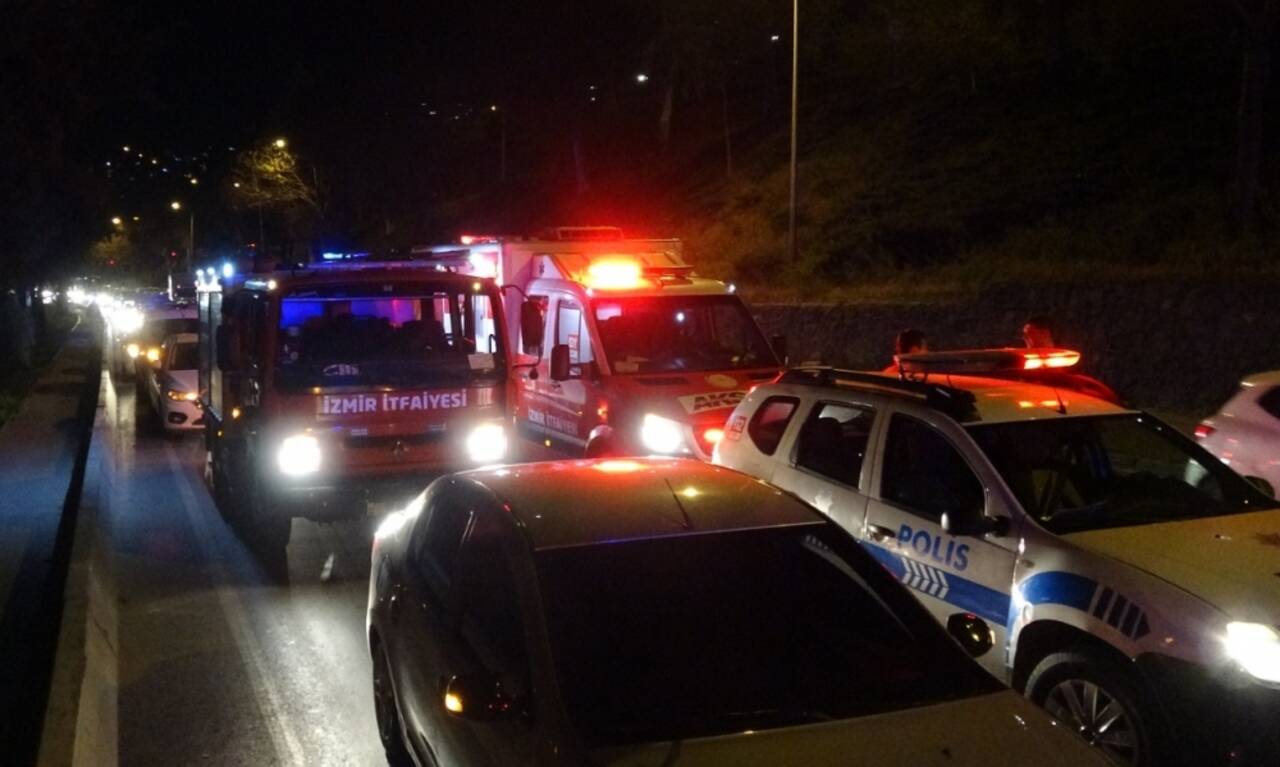 İzmir'de ağaca çarpan otomobildeki karı koca yaralandı