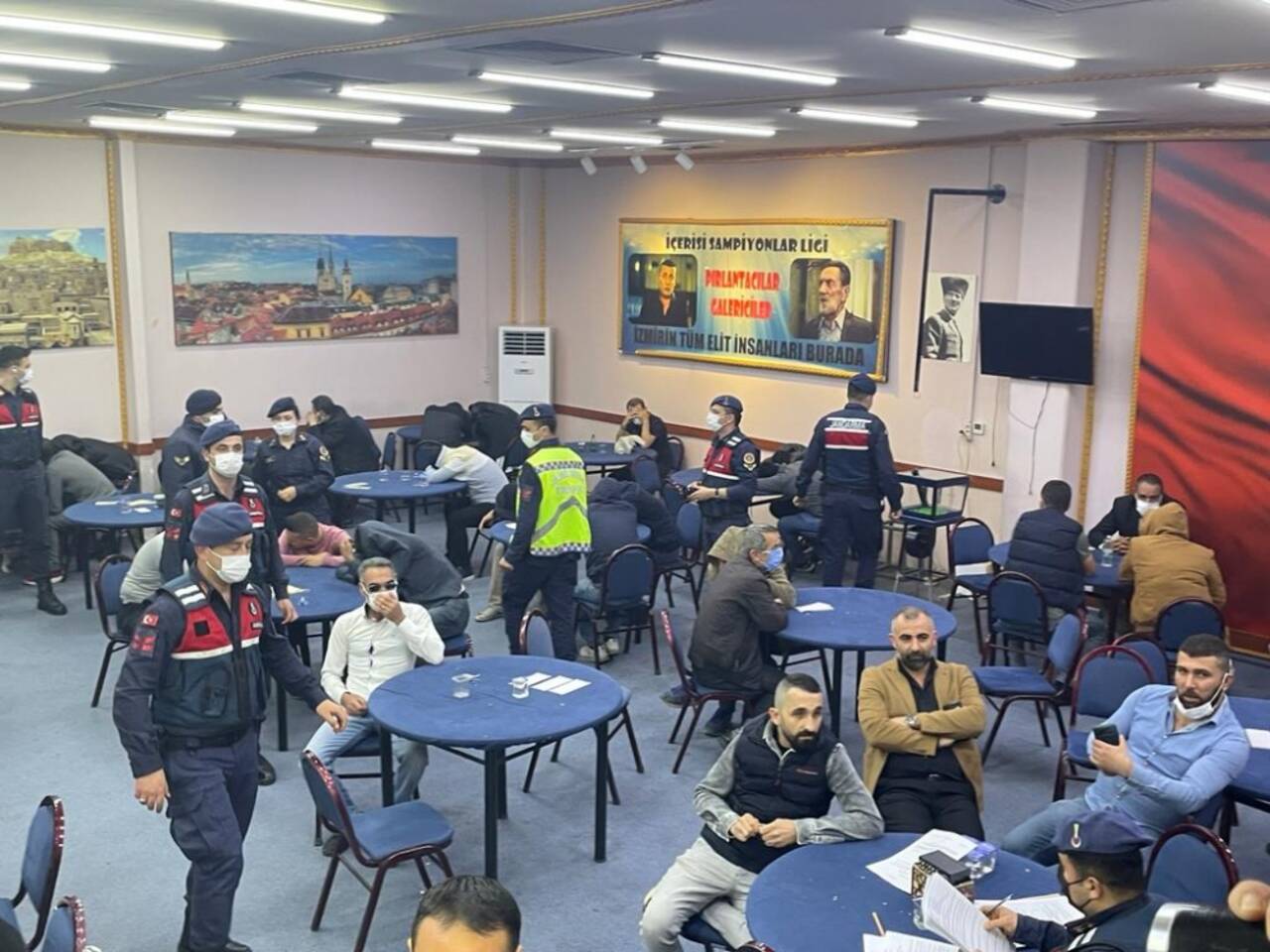 İzmir'de dernek binasında kumar oynayan 160 kişiye ceza kesildi