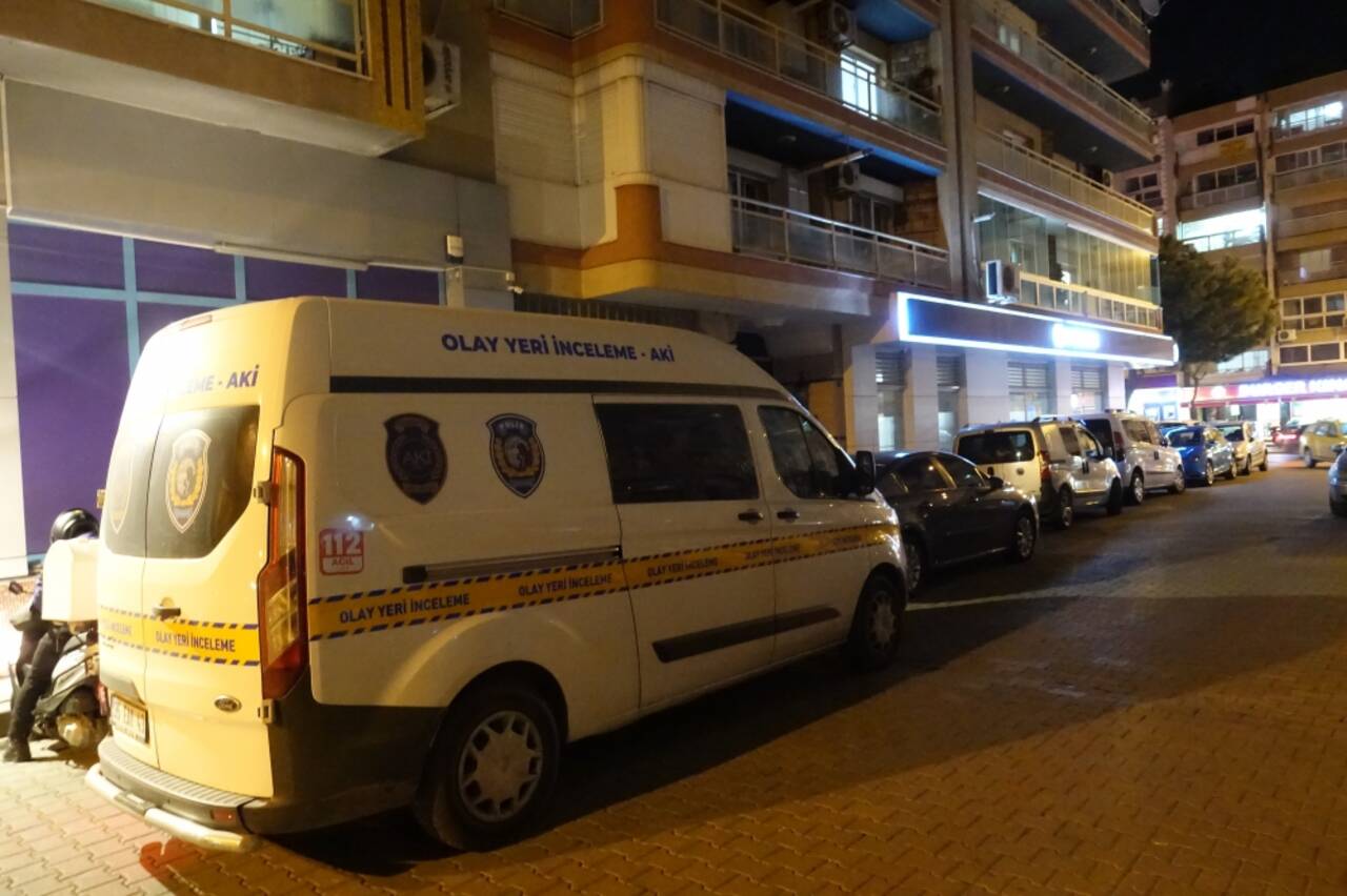 İzmir'de miras nedeniyle tartışan iki kardeşten biri silahla yaralandı