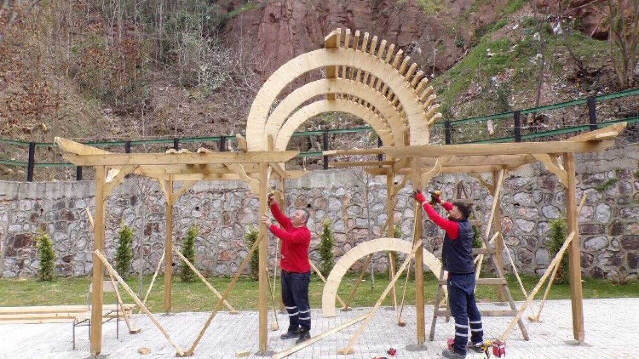 İzmit Belediyesi Cedit’e kazandırdığı  parkta son dokunuşları yapıyor