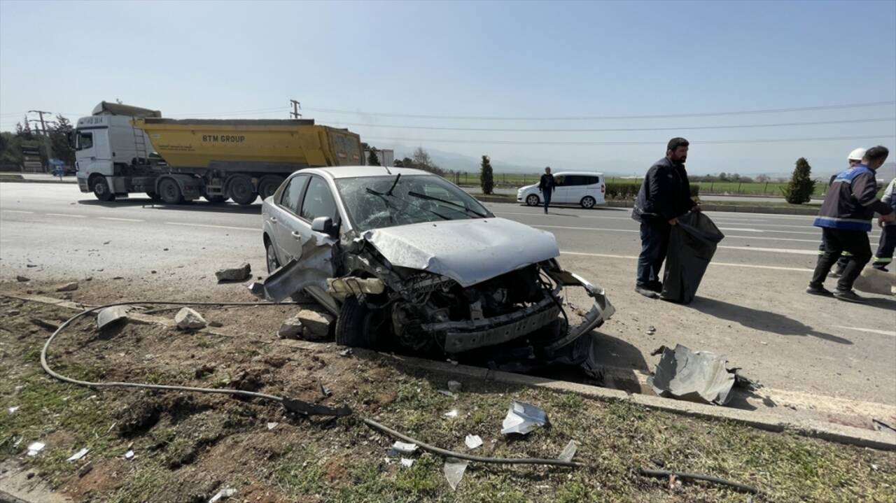 Kahramanmaraş'ta aydınlatma direğine çarpan otomobildeki 6 kişi yaralandı