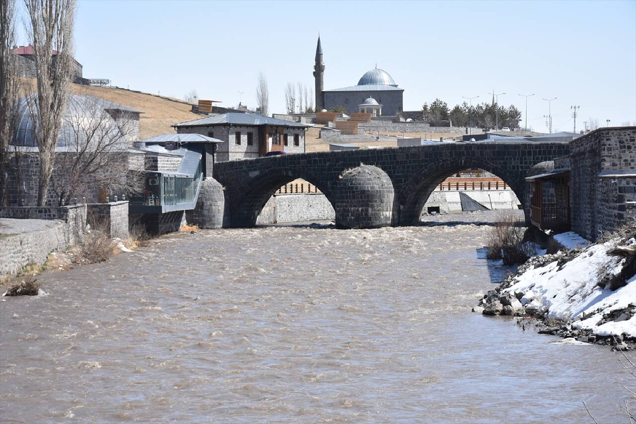 Kars çayında kar erimesi yüzünden saniyede 37 metreküp su akıyor