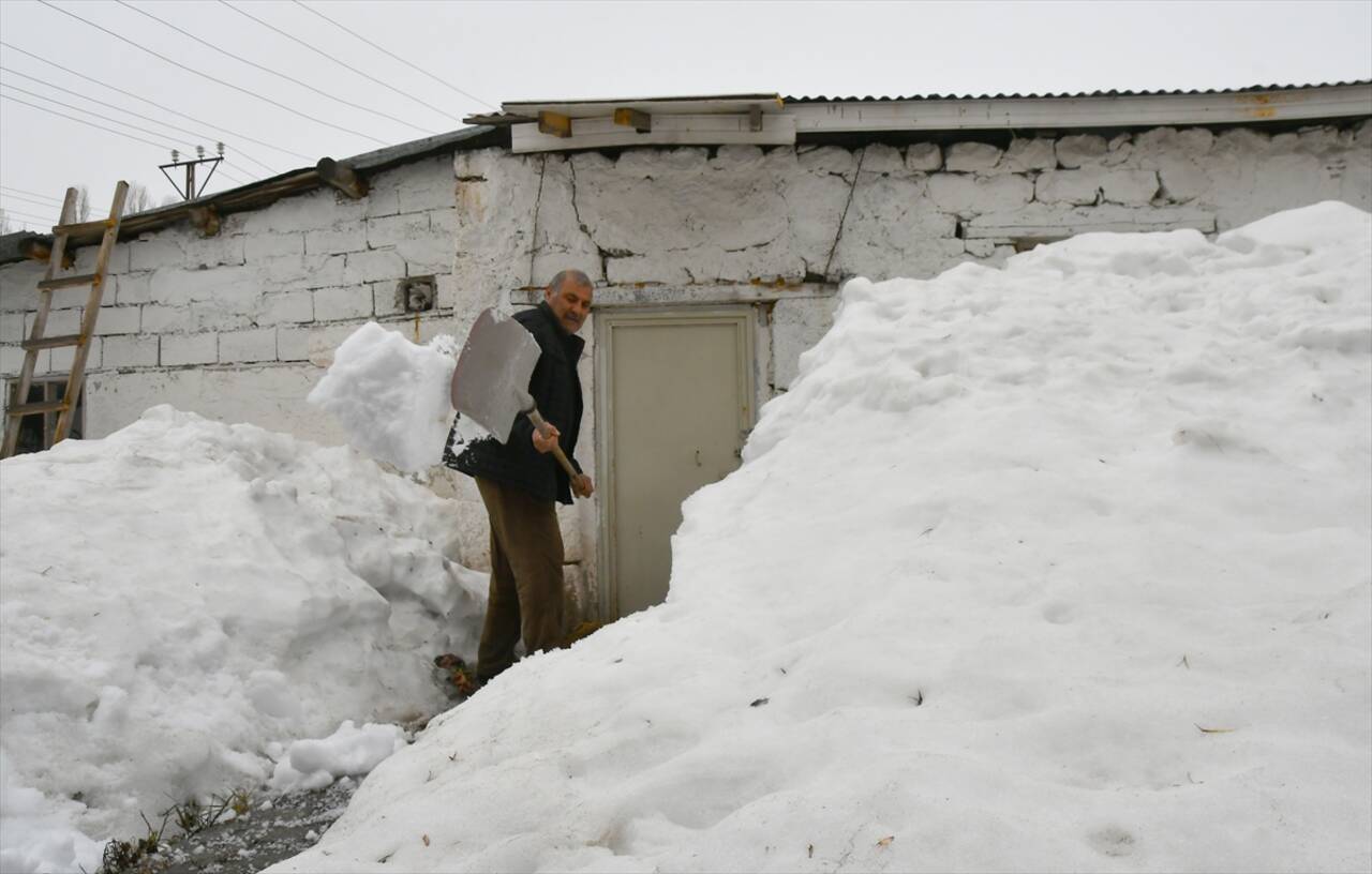 KARS - Kars çayı taşınca bazı ev ve tarım arazilerini su bastı