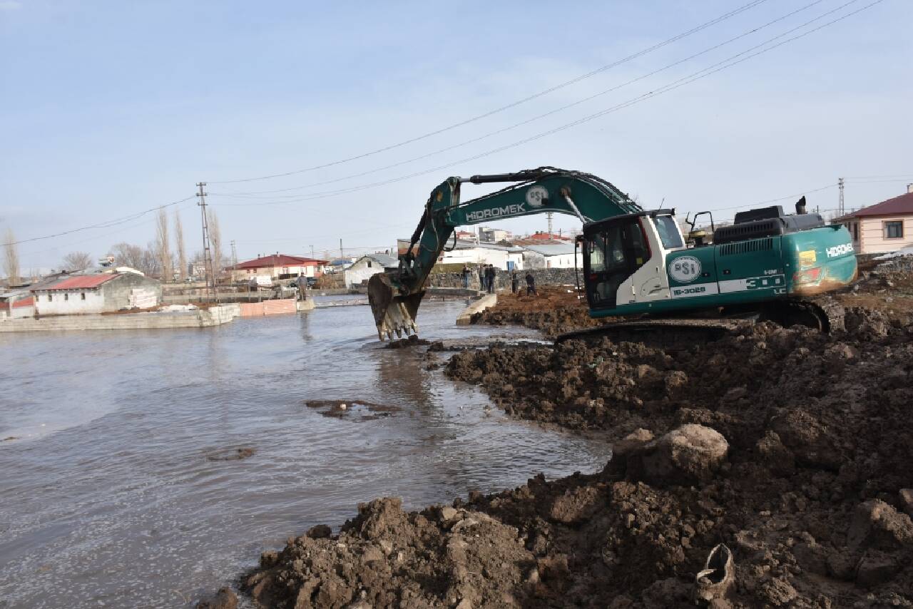 Kars’ta karların erimesinin ardından 15 evi su bastı