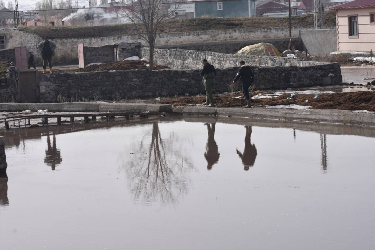 Kars’ta su taşkını yaşanan mahallede ekiplerin çalışmaları yeniden başladı