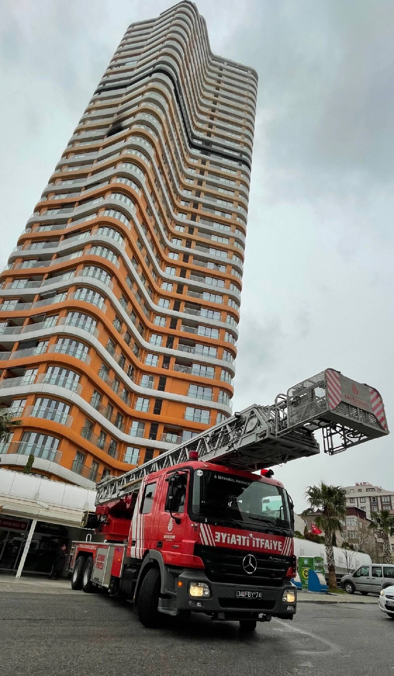 Kartal'da binanın 16. katında çıkan yangın söndürüldü