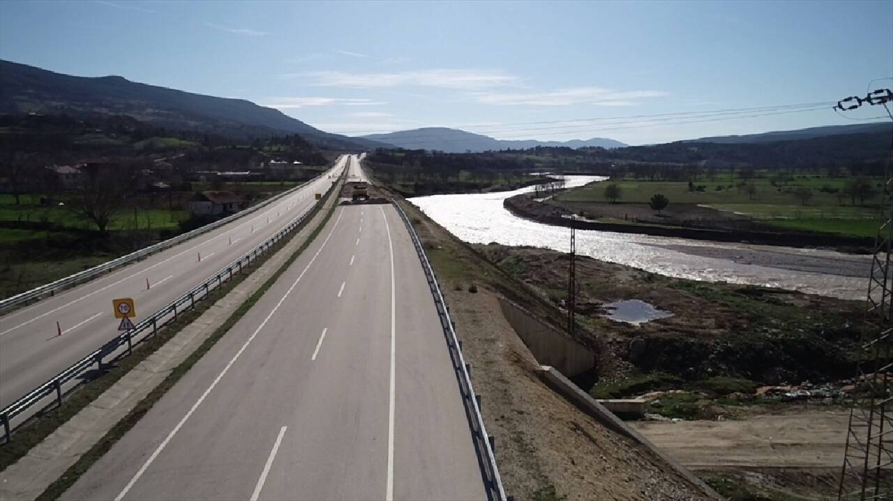 Kastamonu'da heyelan oluşan bölgelerde çalışma yapılıyor