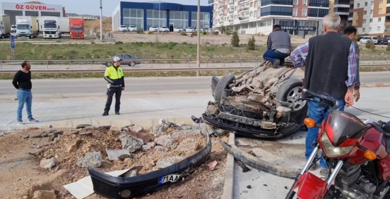 Kırıkkale'de devrilen otomobildeki 4 kişi yaralandı