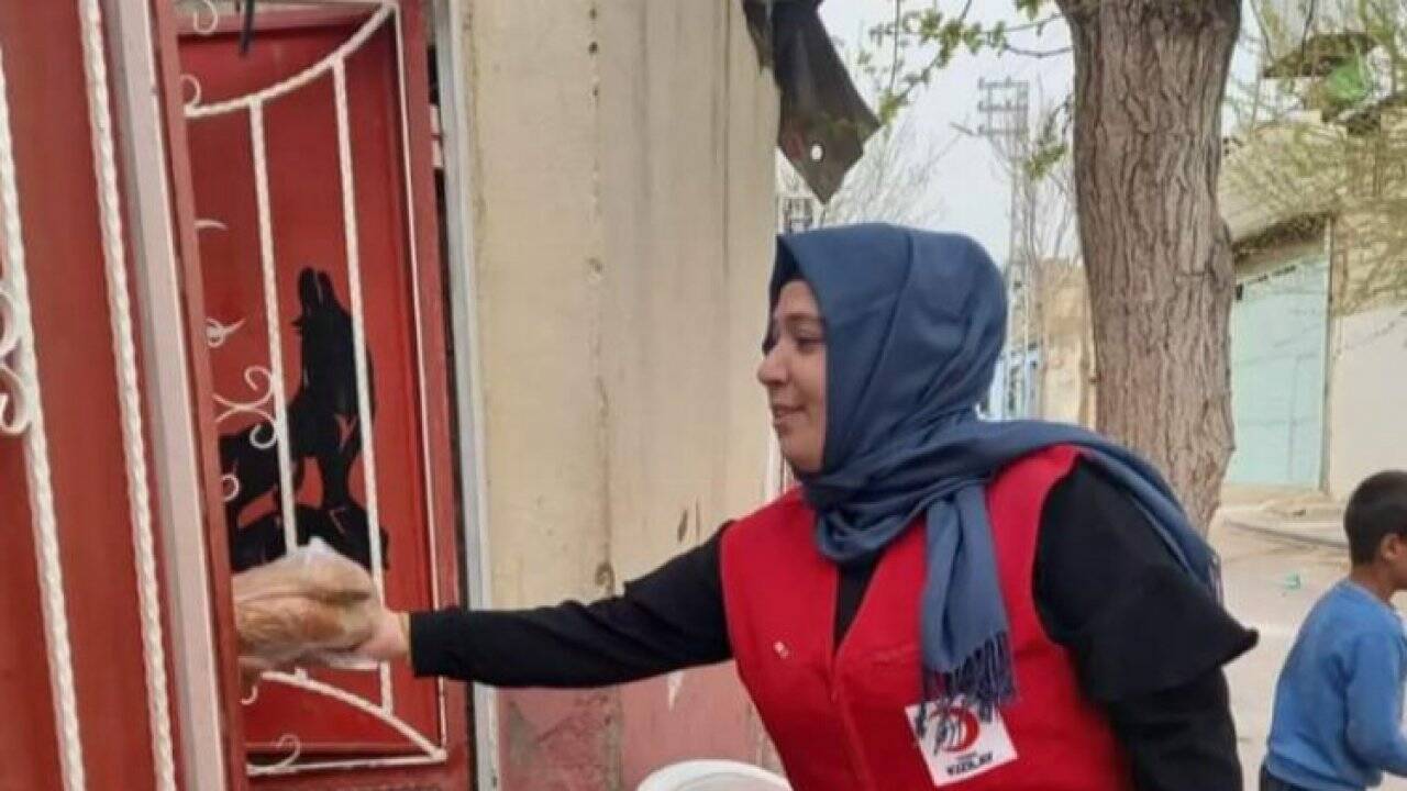 Kızılay gönüllüleri: Ramazan pidelerini evlere dağıtıyor