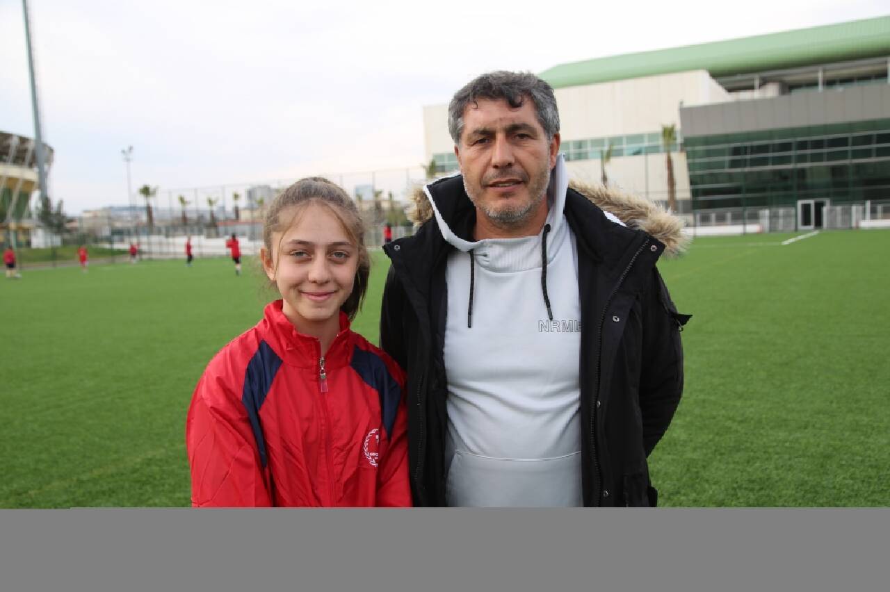 "Kızsın futbol oynayamazsın" dediler, iki farklı branşta milli oldu