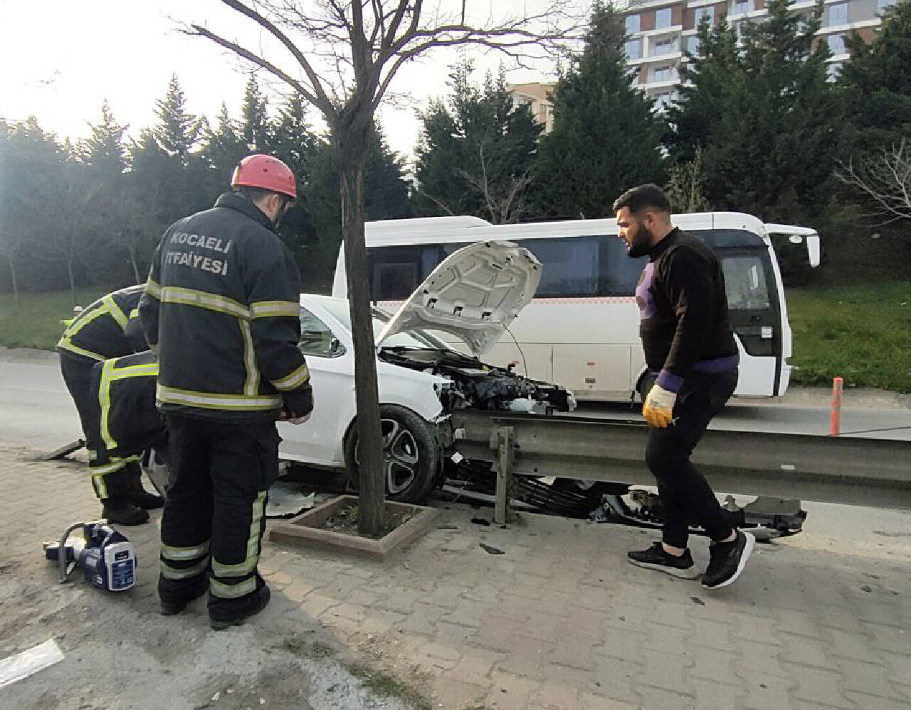 Kocaeli'de otomobilin bariyere çarpması güvenlik kamerasında