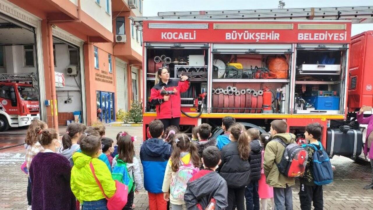 Kocaeli'nde minik öğrencilere İtfaiyecilik anlatıldı