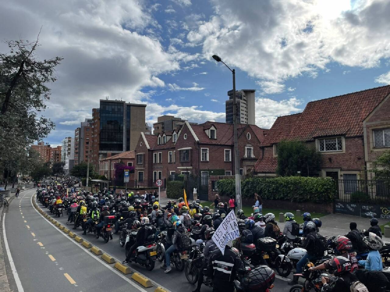 Kolombiya'da yüzlerce motosikletçi güvenlik önlemlerine karşı eylem düzenledi