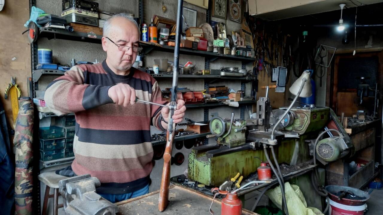 Kütahya'da tüfek tamircisi ailenin mesleğini iki kardeş sürdürüyor