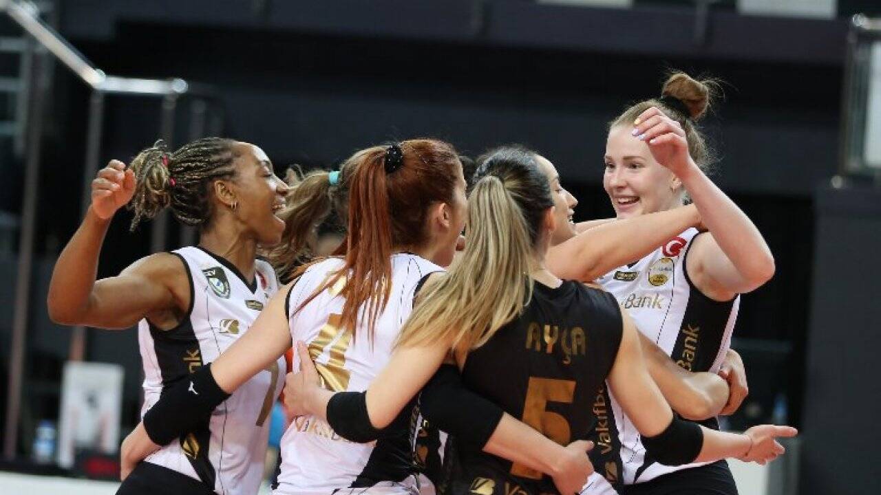 Lider VakıfBank sezonu galibiyetle kapattı