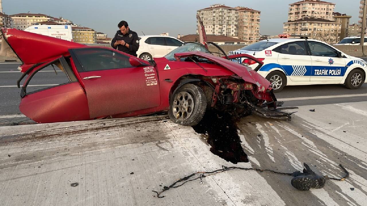 Maltepe'de çarpmanın etkisiyle ikiye ayrılan otomobilin sürücüsü ağır yaralandı