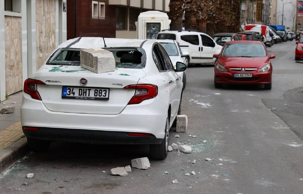 Manisa ve İzmir'de fırtına nedeniyle bazı binaların çatıları uçtu