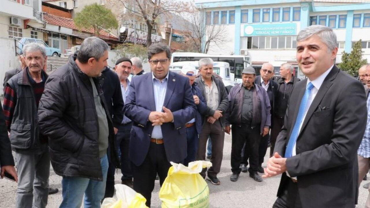 Manisa'da gübre dağıtımı devam ediyor 