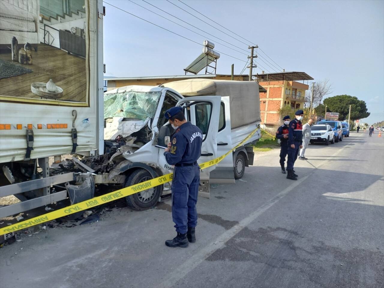 Manisa'da inşaat işçilerini taşıyan kamyonet kamyona çarptı, 10 kişi yaralandı