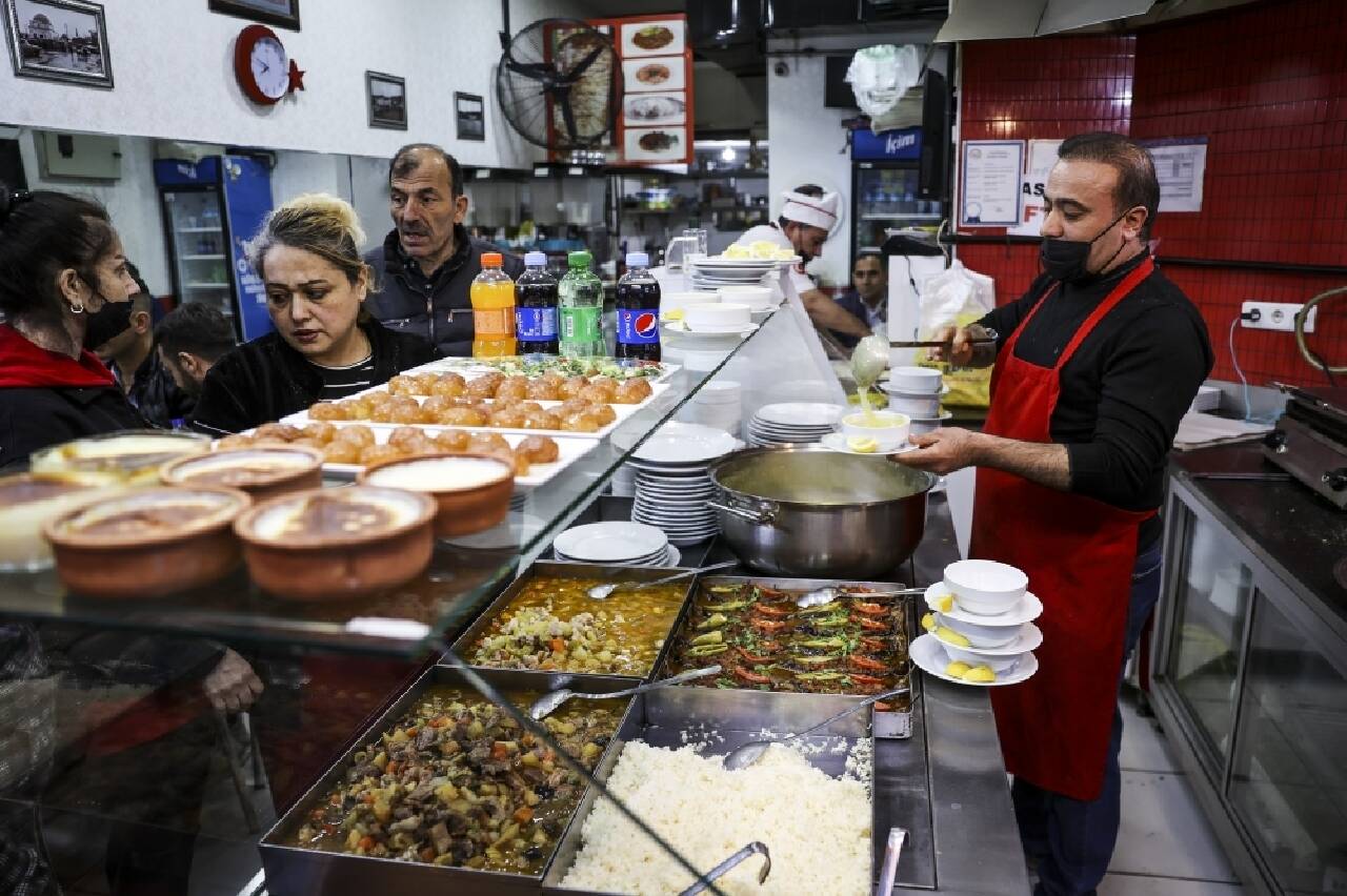 Muhtardan ihtiyaç sahiplerine lokantada ücretsiz iftar