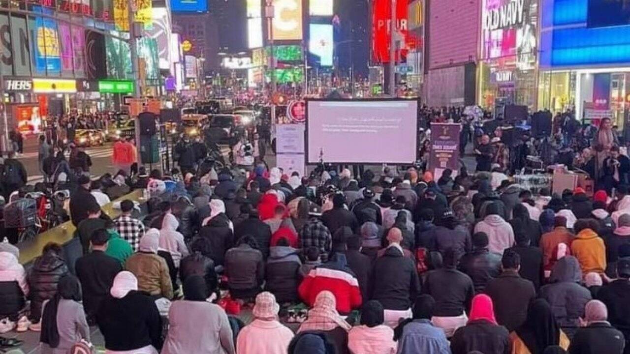 Müslümanlar Times Meydanında iftar açtı ve teravih kıldırdı 