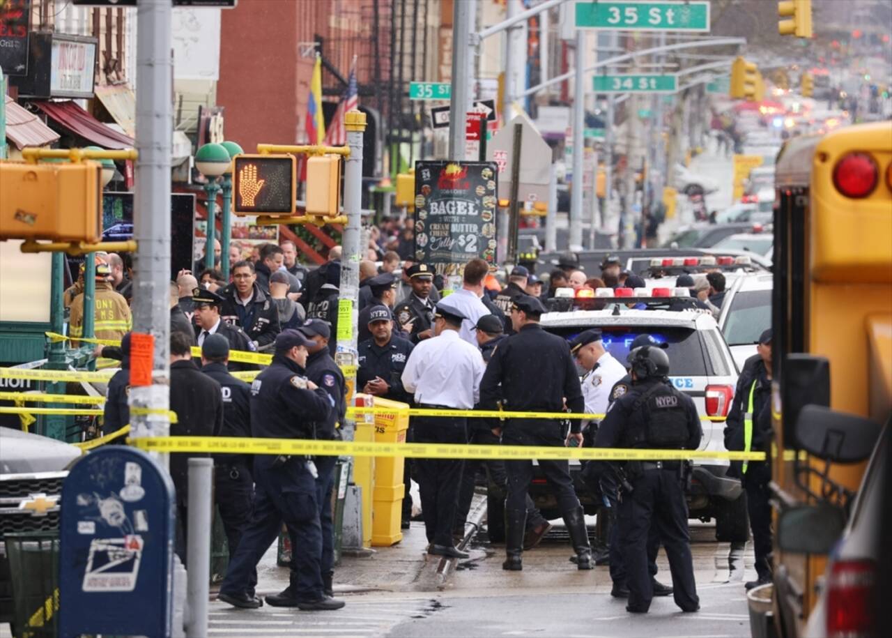 New York'ta Brooklyn bölgesinde metroda silahlı saldırı