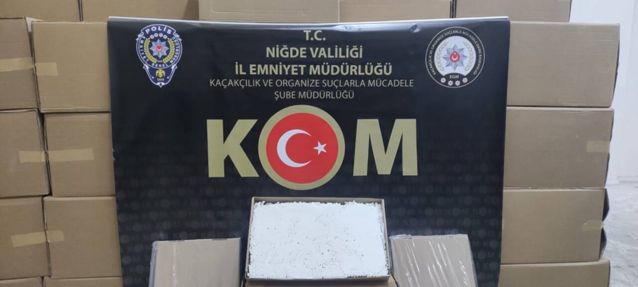 Niğde'de bir kamyonda 4,5 milyon dolu makaron ele geçirildi