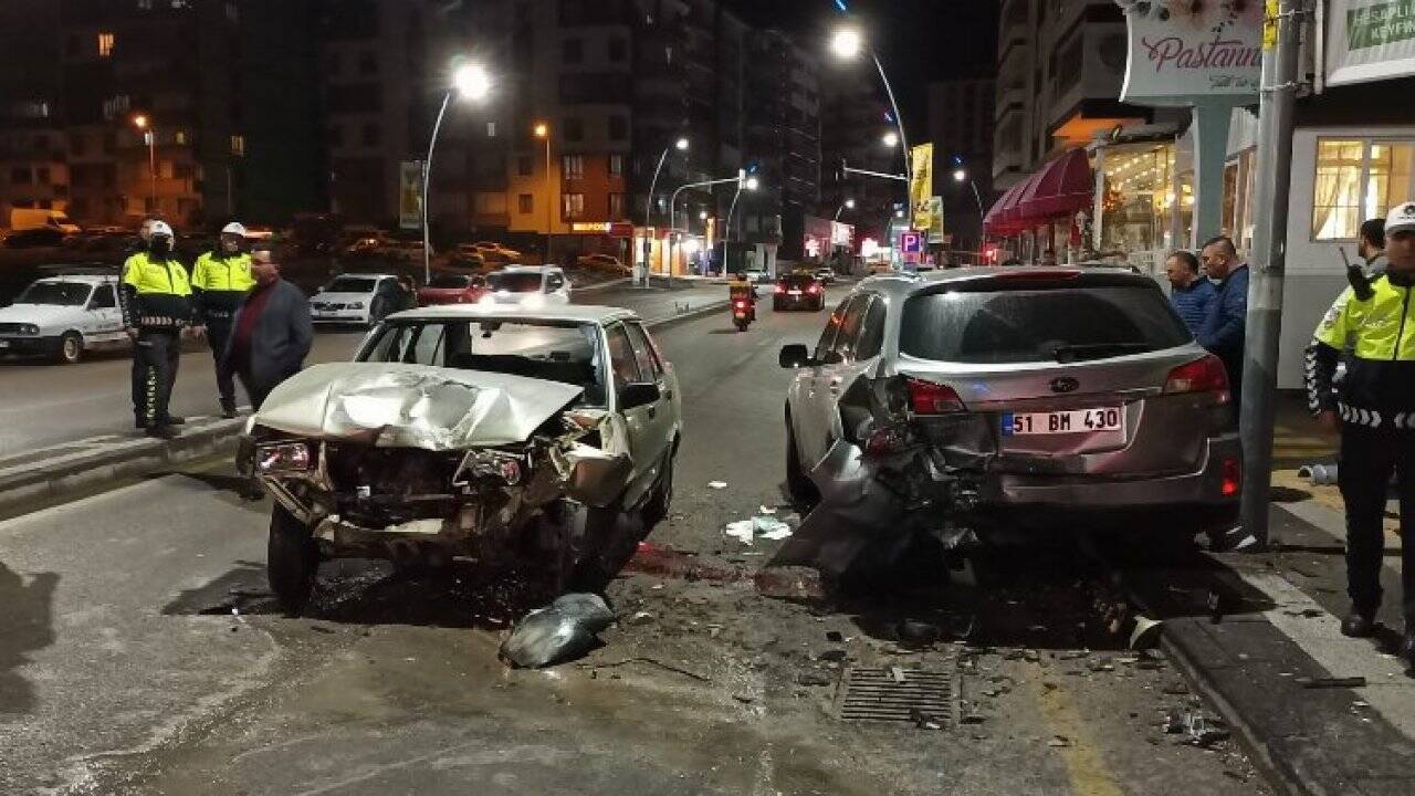 Niğde'de İsmet Sayın Caddesi'nde trafik kazası 