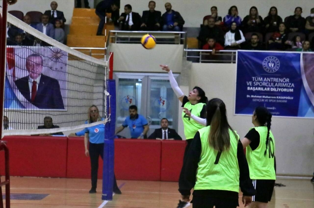 Osmaniye'de "Evinin Sultanları Bayan Voleybol Turnuvası" başladı