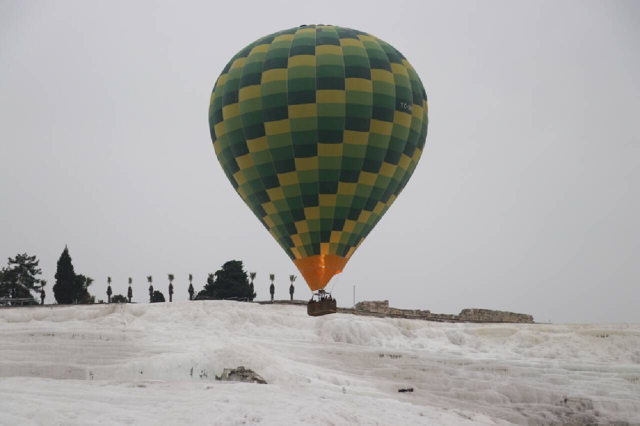 Pamukkale semalarını her gün 40 sıcak hava balonu süslüyor