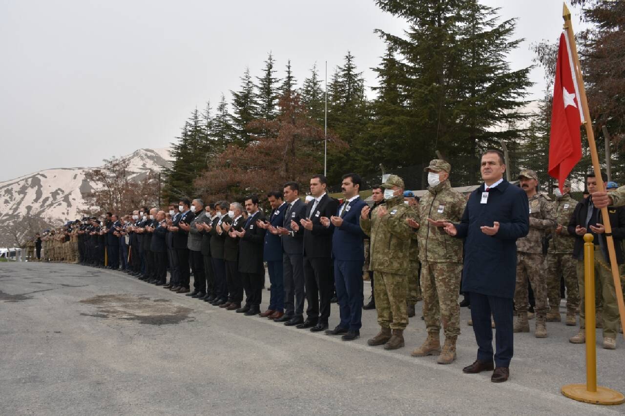 Pençe-Kilit Operasyonu bölgesinde şehit olan asker için Hakkari'de tören düzenlendi