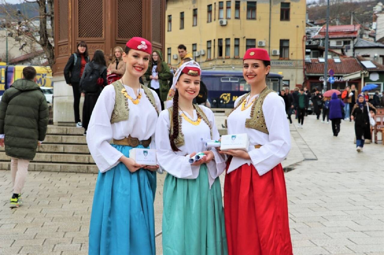 Saraybosna'da ramazanın gelişi dolayısıyla hurma ve imsakiye dağıtıldı