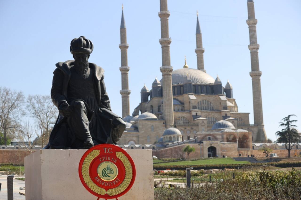 Selimiye Meydanı düzenlenmesi kapsamında kaldırılan Mimar Sinan heykeli yerine konuldu