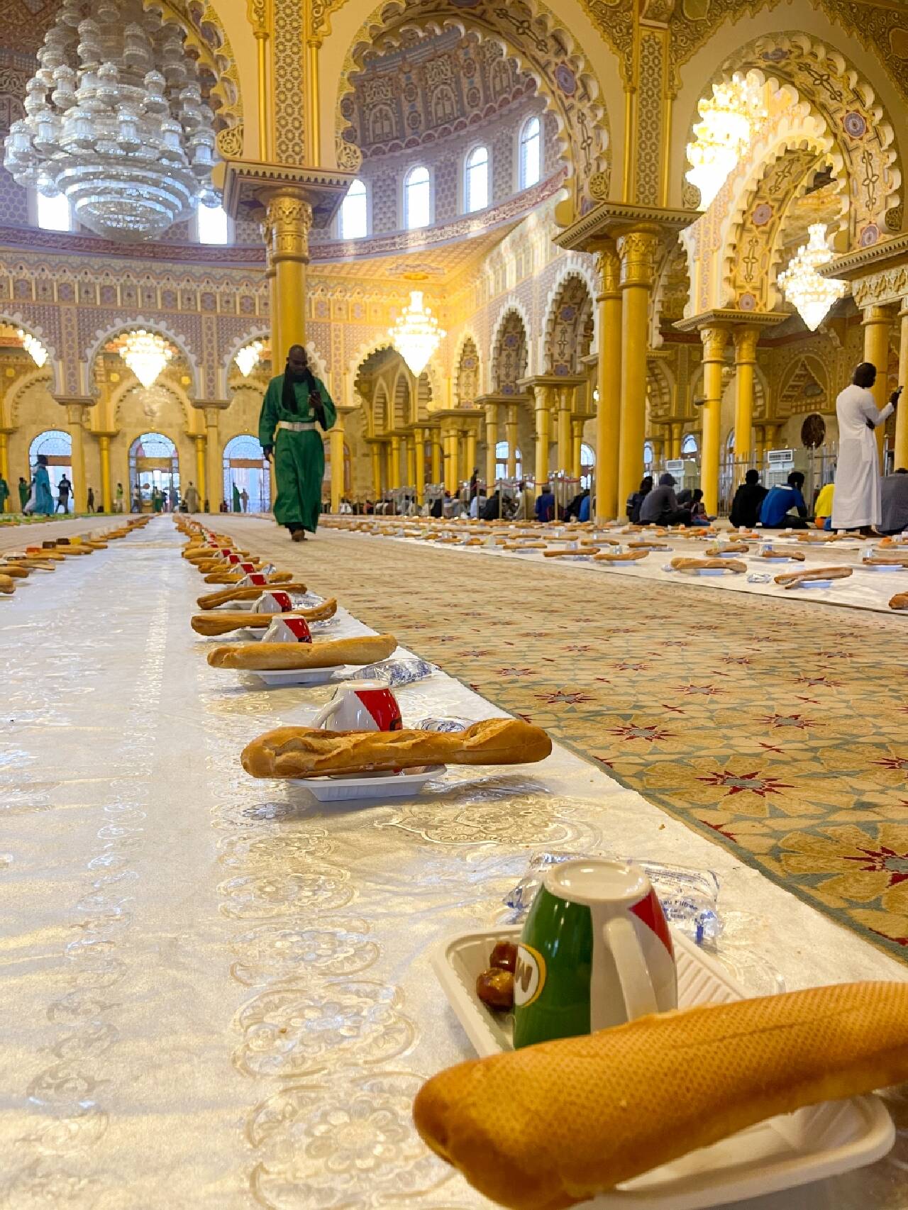 Senegal'de Batı Afrika'nın en büyük camisinde ramazan boyunca iftar