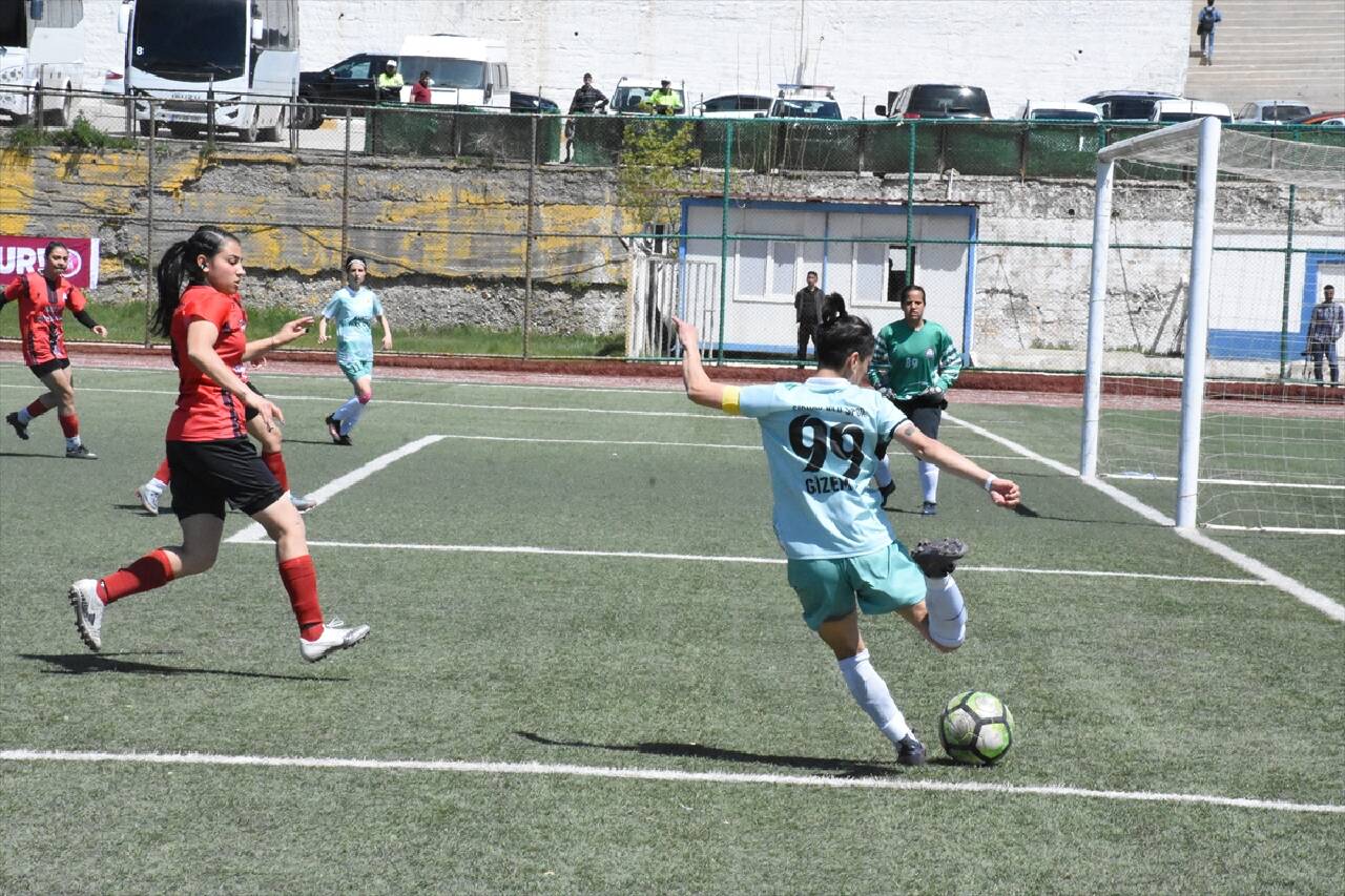 Şırnak'ta, kadın futbol takımının 1. Lig'e yükselmesinin sevinci yaşanıyor