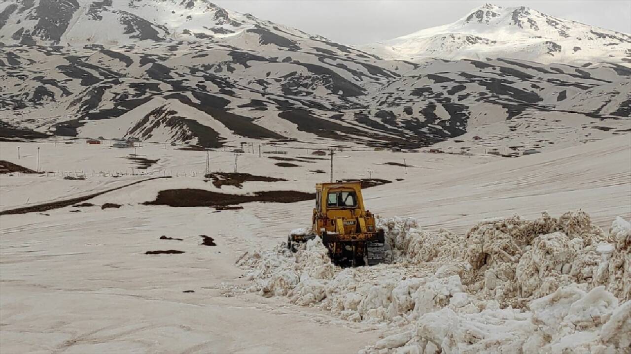 Şırnak'ta kar kalınlığının 5 metreyi aştığı Faraşin Yaylası'nın yolu ulaşıma açıldı